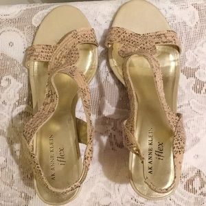 ANNE KLEIN IFLEX SHOES 3” WEDGE CREAM&BLACK SPARKL